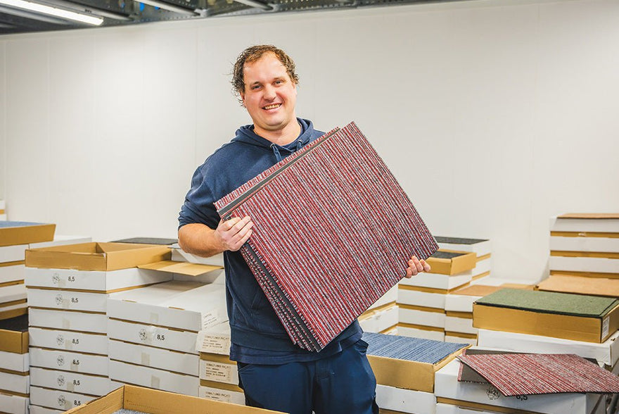 Hoeveel kost een tapijttegel? Ontdek de prijzen en opties voor uw project