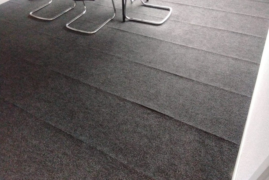 Tapijttegels krimpen of zetten uit? Oorzaken, oplossingen & tips