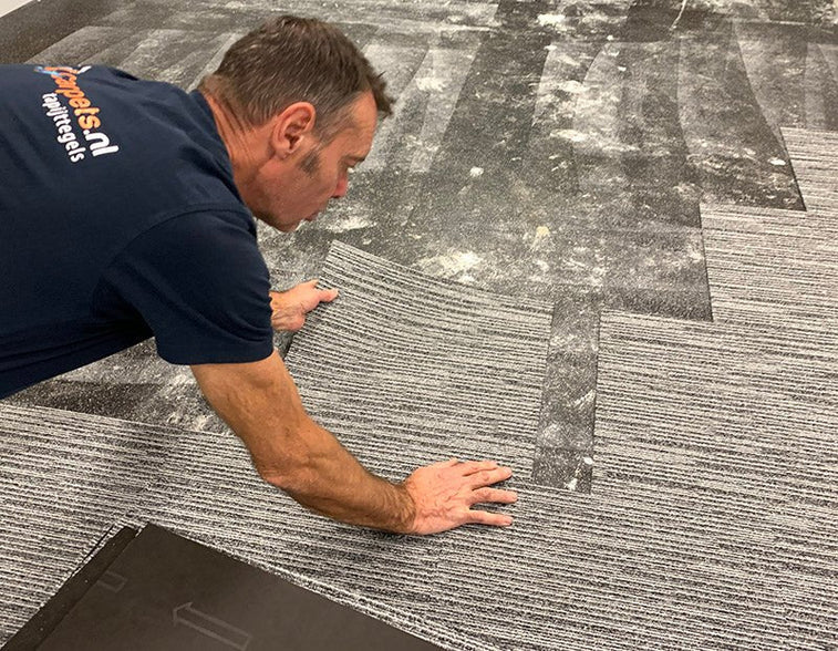 Tapijttegels vastzetten of los leggen? Complete gids voor de juiste fixatie